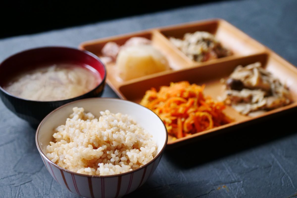 併設レストランでつくる昼食。ごはん・みそ汁・おかずのお盆